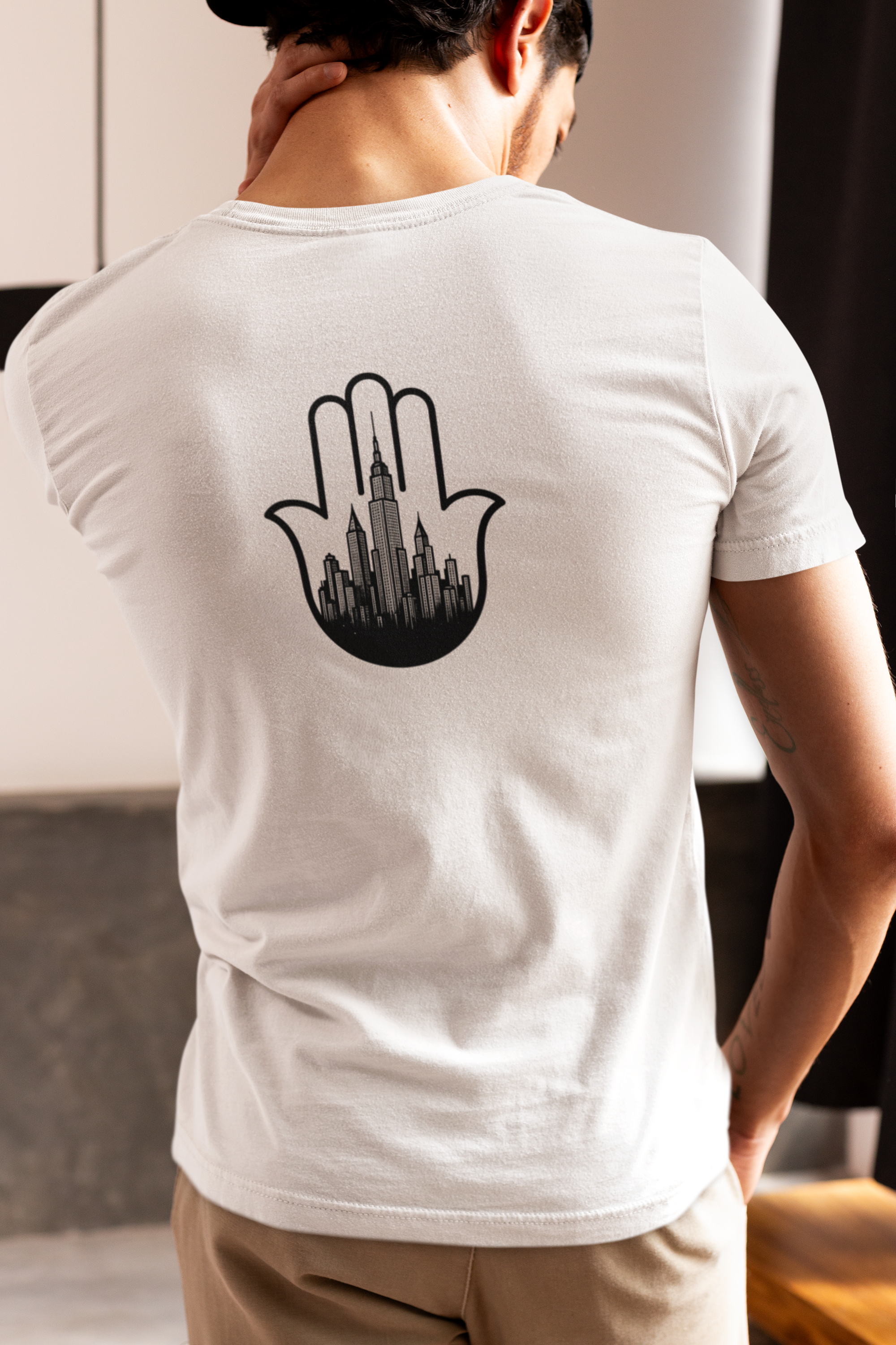 Basic Shirt Unisex - Hamza Zeichen mit Stadtbild vordere so wie Rückseite